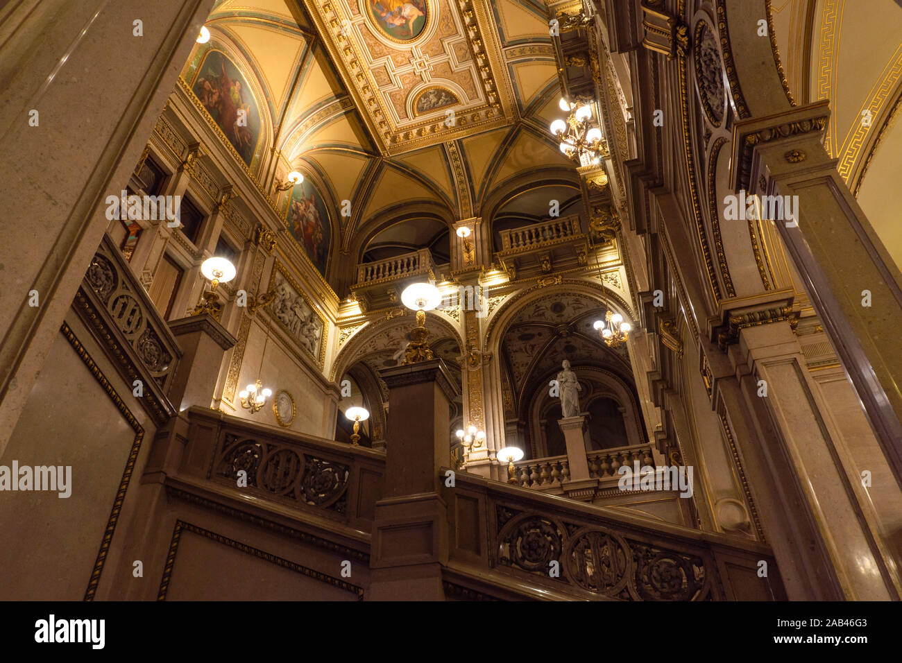 Wien, ÖSTERREICH - Oktober 2019: Einrichtung der Wiener Staatsoper. Wiener Staatsoper Treppen, freien und reichen Gold Interieur. Stockfoto