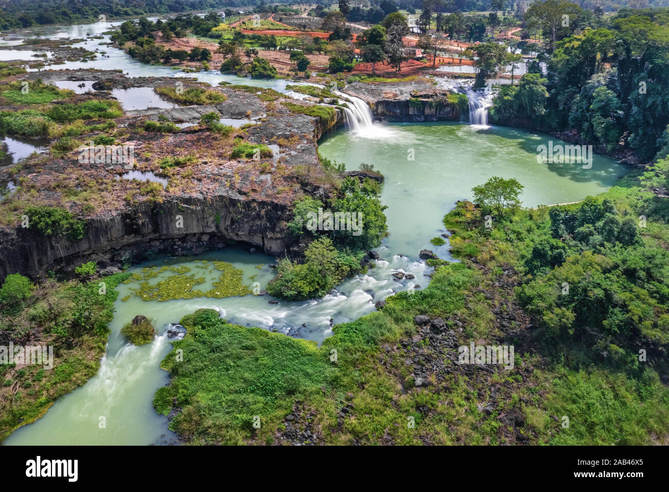 Lizenzfreie, hochwertige Luftaufnahme mit Blick auf den Wasserfall Dray nur, Buon Me Thuot, Dak Lak, Vietnam. Luftansicht Stockfoto