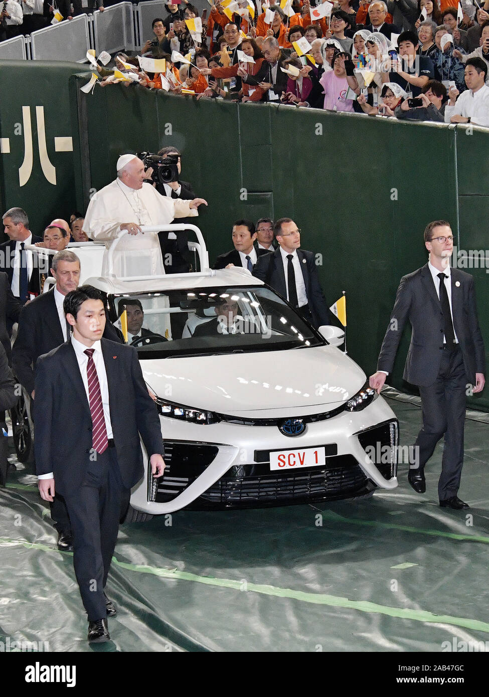 Tokio, Japan. 25 Nov, 2019. Papst Franziskus Wellen zu Masse von