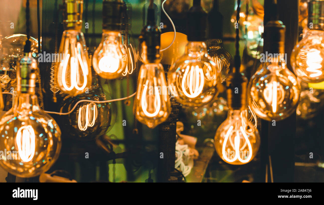 Viele verschiedene vintage Lampen aufhängen. Dekorative hängende Decke Licht. Dekorative Edison stil Glühbirnen gegen Mauer backgroun Stockfotografie