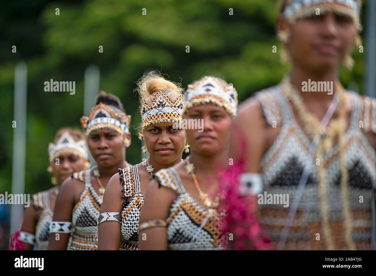 Traditionelle Tänzer für den Prinzen von Wales an einer gemeinschaftlichen Veranstaltung fokussiert auf die Ozeane am Lawson Tama Stadium in Honiara, bei Tag drei der königlichen Besuch auf den Salomonen. PA-Foto. Bild Datum: Montag, November 25, 2019. Siehe PA Geschichte ROYAL Charles. Photo Credit: Victoria Jones/PA-Kabel Stockfoto