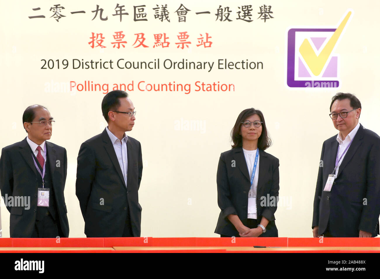 Hong Kong. 24 Nov, 2019. Der Vorsitzende der Wahlkommission der SAR Hongkong Angelegenheiten Kommission (EAC), Barnabas Fung (ganz rechts) die Teilnahme an der Wahl, Stimmenauszählung und Bahnhof. Gewalt - weniger Wochenende in Hongkong fast 3 Millionen Bürger Hongkongs abgegebenen Stimmzettel für die Wahlen, die am Sonntag im November in 'Referendum' Rennen 24. Die Wahlbeteiligung lag mit 71,2% um 4,1 Millionen registrierte zu Stimmen bestätigt. Sie wird als ein Wettlauf zwischen den pro-demokratischen und pro-Peking camp Nach mehr als fünf Monaten Turbulenzen in der Stadt Quelle: Geisler-Fotopress GmbH/Alamy Live Nachrichten gesehen Stockfoto