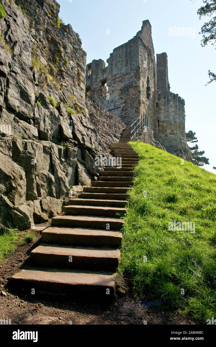 Schritte bis zu Dirleton Castle auf hohen schroffen Felsen. East Lothian, Schottland Stockfoto