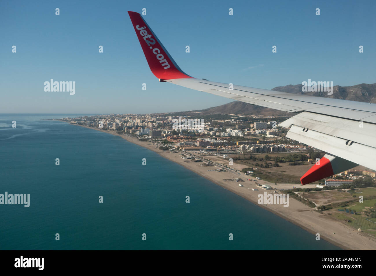 Blick aus der Kabine, Annäherung eines Passagierjets an den Flughafen Málaga, Spanien Stockfoto