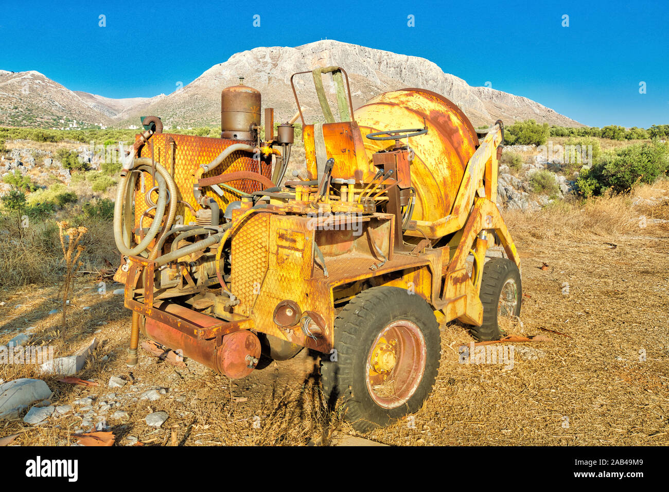 Mobile automatische Laden Betonmischer. Kleine gelbe Lkw automixer für Bergwerken und Gruben für Bauarbeiten in einer suggestiven Bergbau. Bergbau Stockfoto