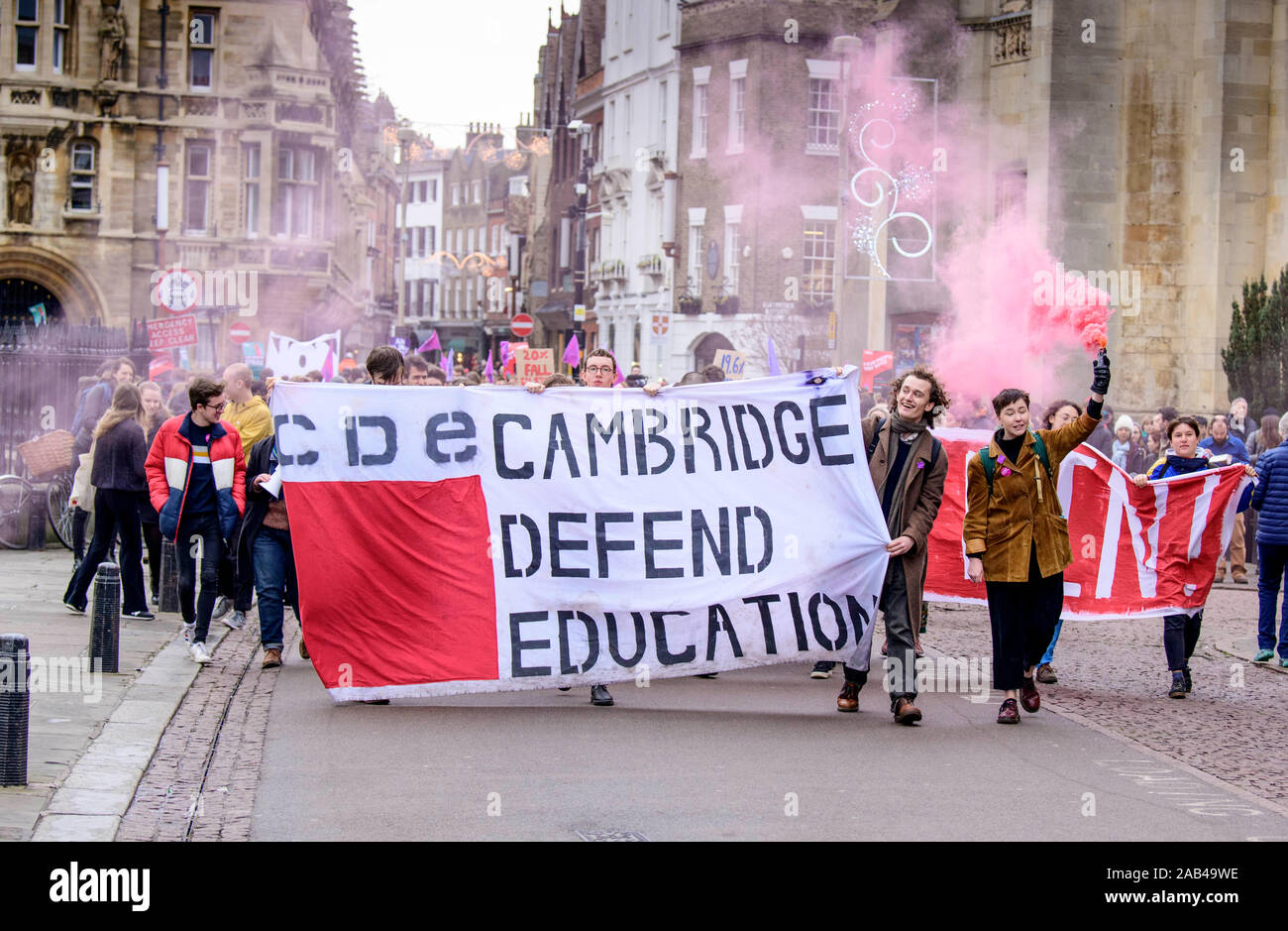 Cambridge, Großbritannien. 25 Nov, 2019. Mitglieder der Universität und Hochschulen Union (ucu), die heute, mit Streik und Studenten außerhalb des King's College in Cambridge. Diese jüngste Aktion folgt Streiks im Februar und März letzten Jahres. Personal Maßnahmen gehen, die zwischen 25. November und 4. Dezember. Die Union hat weitere Maßnahmen in der kommenden Legislaturperiode ausgeschlossen. Quelle: Jim Holden/Alamy leben Nachrichten Stockfoto