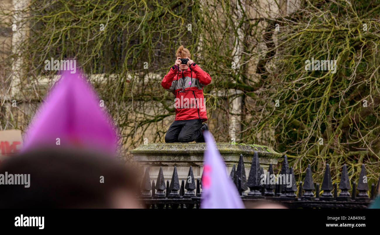 Cambridge, Großbritannien. 25 Nov, 2019. Mitglieder der Universität und Hochschulen Union (ucu), die heute, mit Streik und Studenten außerhalb des King's College in Cambridge. Diese jüngste Aktion folgt Streiks im Februar und März letzten Jahres. Personal Maßnahmen gehen, die zwischen 25. November und 4. Dezember. Die Union hat weitere Maßnahmen in der kommenden Legislaturperiode ausgeschlossen. Quelle: Jim Holden/Alamy leben Nachrichten Stockfoto