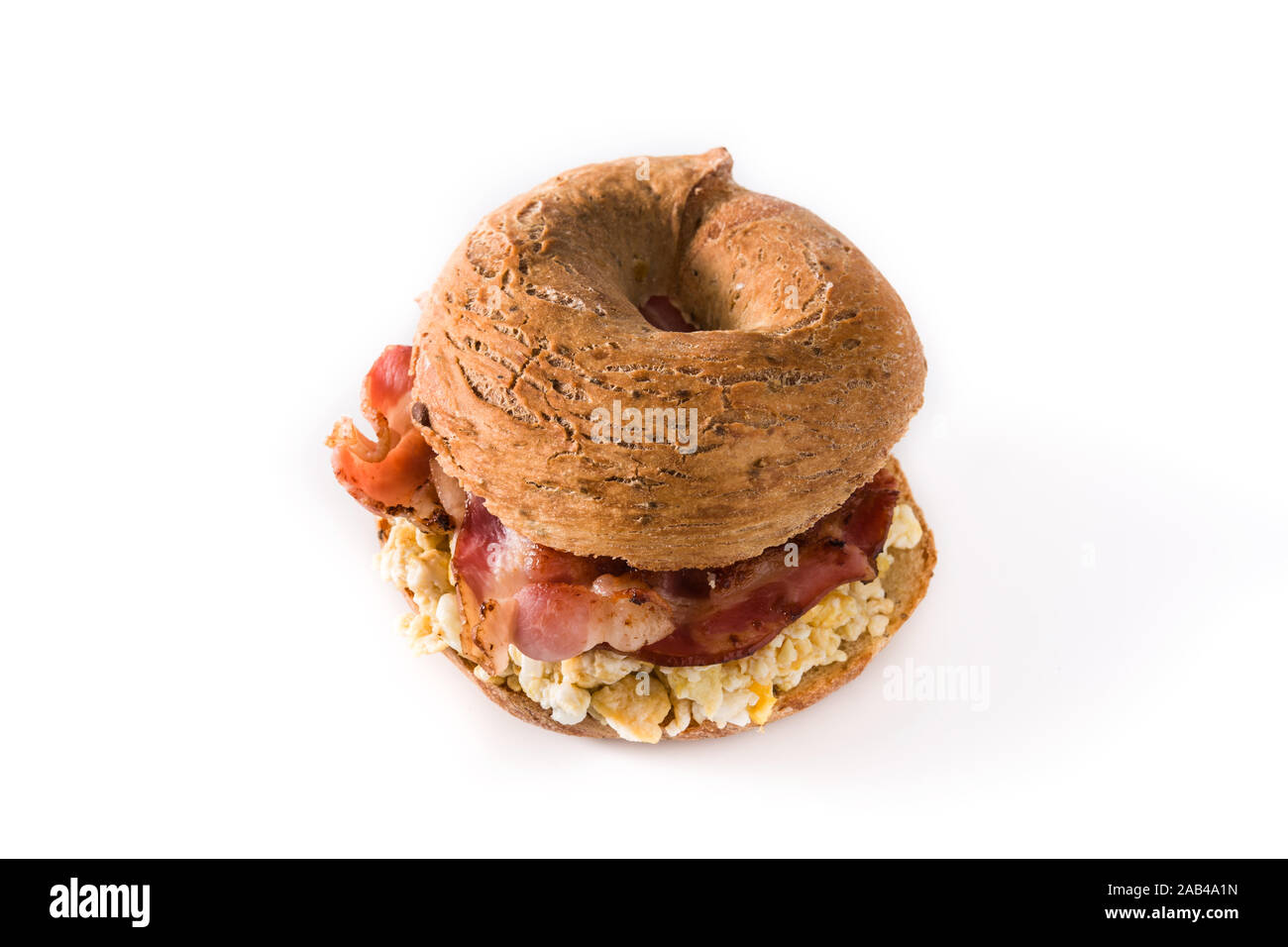 Bagel Sandwich mit Schinken, Ei und Käse auf weißem Hintergrund. Stockfoto