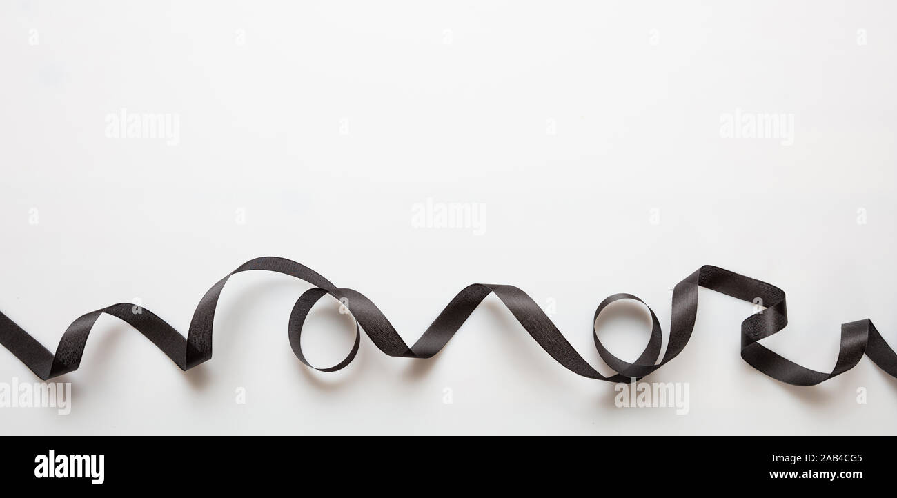 Schwarzes Band curly auf weißen Farbe Hintergrund, kopieren. Minimale schwarze und weiße Karte Vorlage Stockfoto