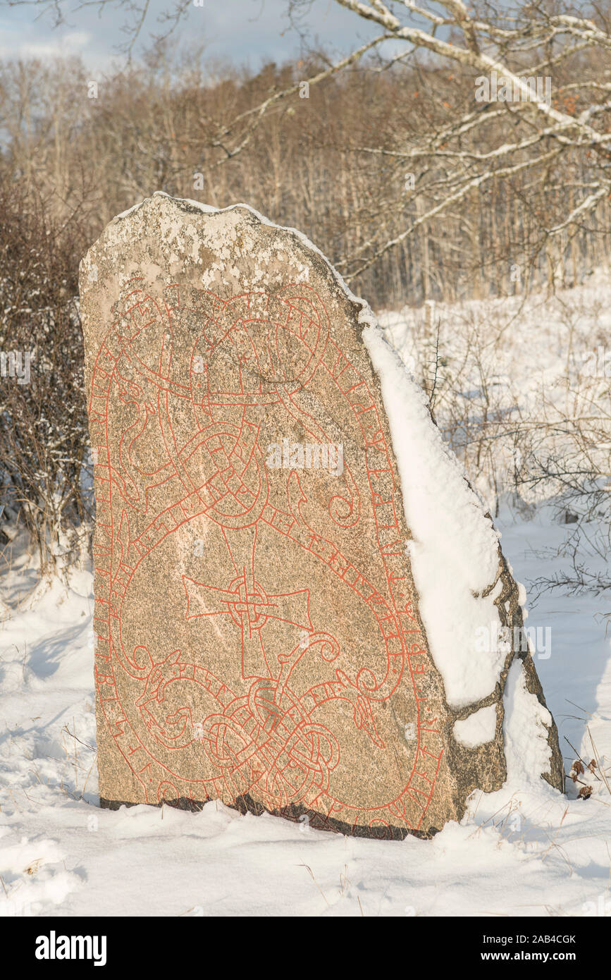 Wikingerzeit runic Inschrift auf einem runenstein in Eneberga. Frösunda Parish, Enköping, Uppland, Schweden, Skandinavien.. Stockfoto