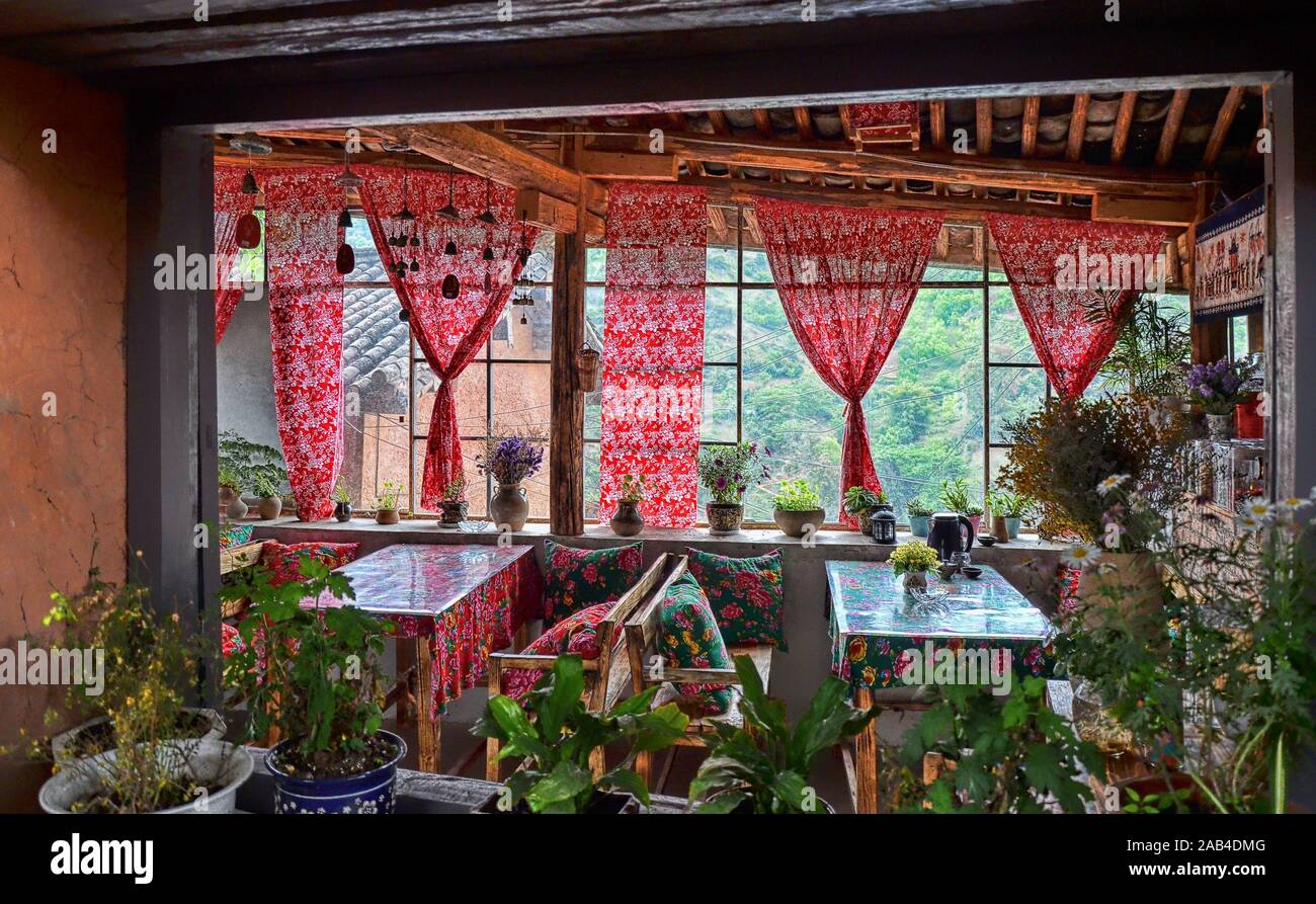 Café in Nuodeng Dorf, Provinz Yunnan, China. Stockfoto