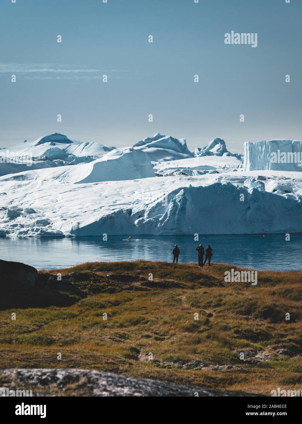 3 Personen genommen Foto von Buckelwal in Ilulissat tauchen in Grönland. Leichte Wanderungen auf dem Weg zur berühmten Kangia Gletscher in der Nähe von Ilulissat auf Grönland Stockfoto
