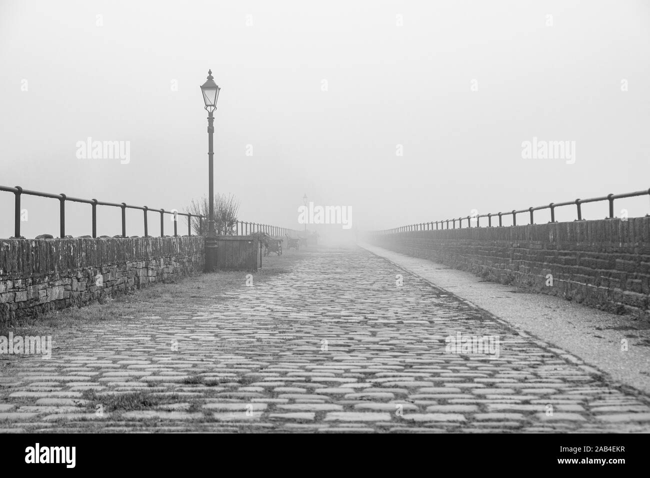 Misty düsteres Wetter auf der Promenade am Ogden Wasser Naturschutzgebiet, Halifax, Großbritannien Stockfoto