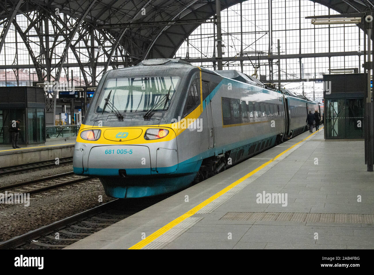 Der pendolino Zug zum Hauptbahnhof in Prag, Tschechische Republik, bevor sie ihre Reise Stockfoto
