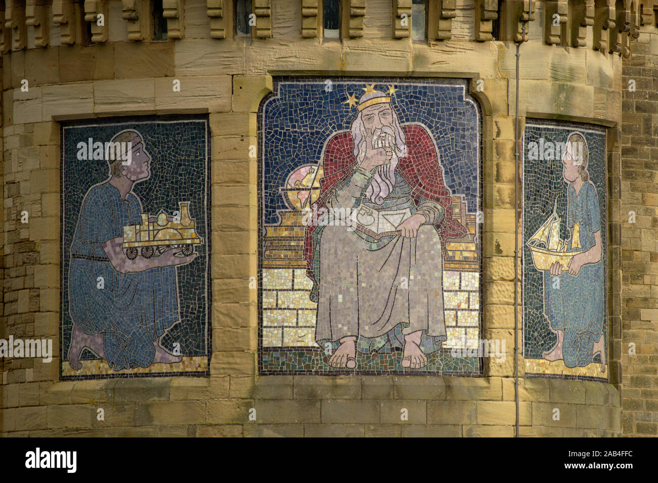 Aberystwyth Wales/Großbritannien, 25. November 2019: Drei panel Mosaik Kunst auf der alten Hochschule Gebäude Aberystwyth University, Archimedes Stockfoto