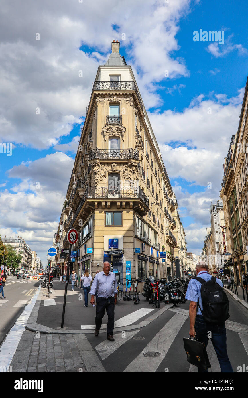Männer überqueren die Straße an der Straßenecke in Paris, Frankreich, Europa Stockfoto