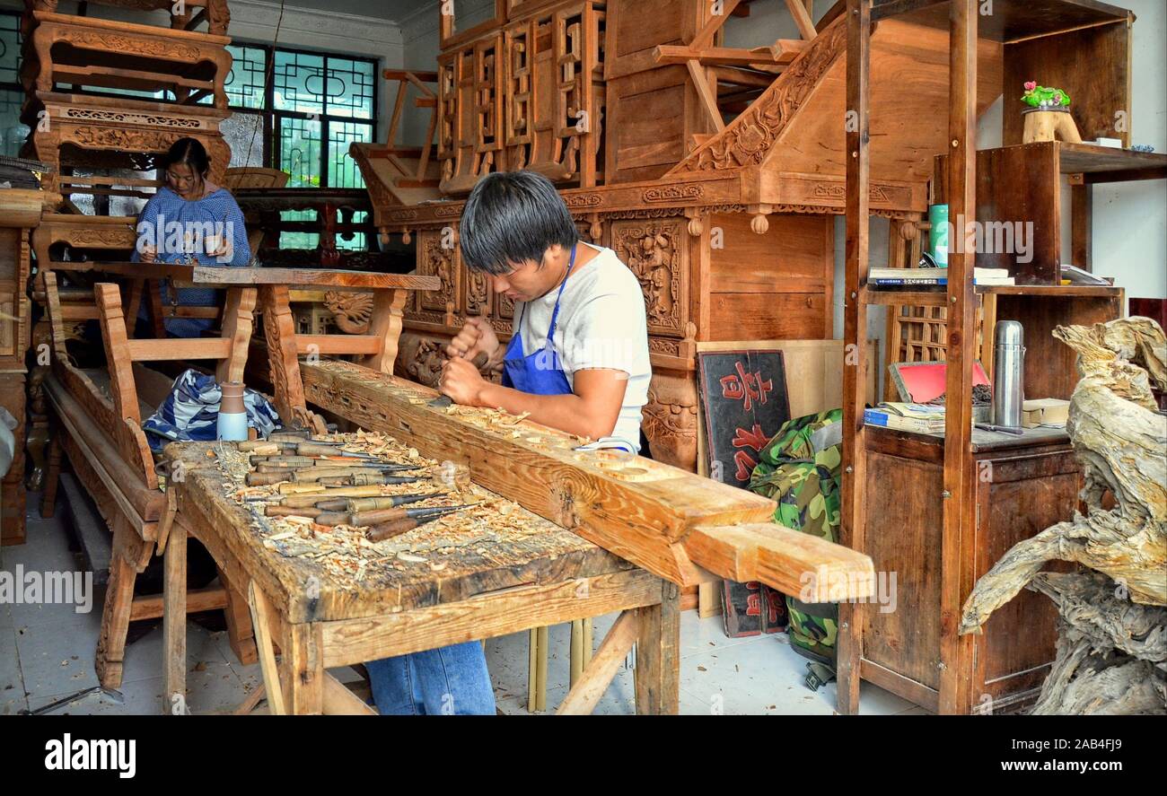 Traditionelle Tischlerei Familienwerkstatt in Dali alten Stadt, Yunnan Provinz, China. Stockfoto