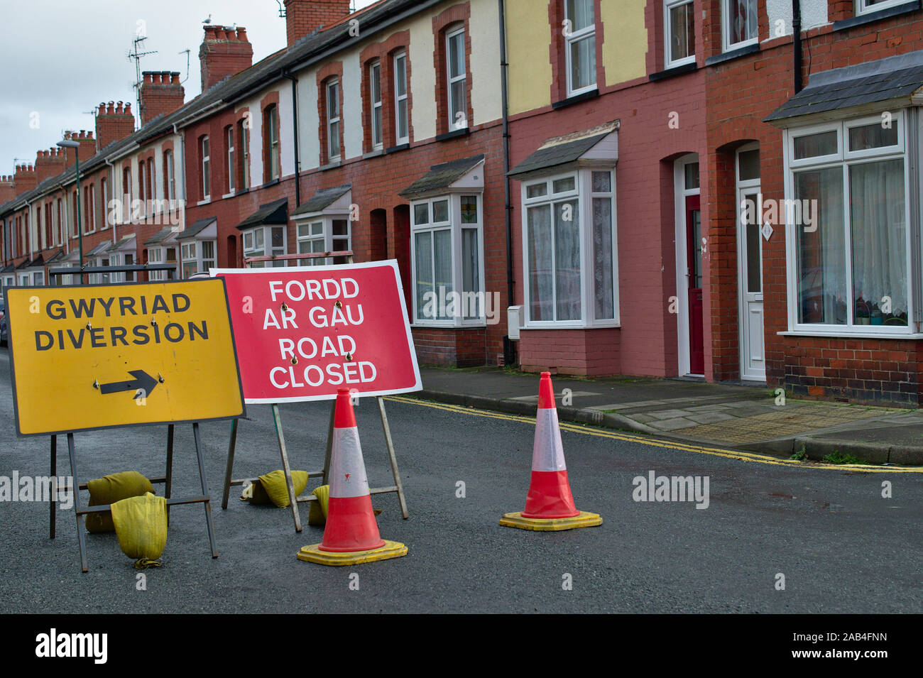 Aberystwyth Wales/Großbritannien, 25. November 2019: Zweisprachige Straße geschlossen und der Abzweigung Verkehrszeichen in Walisisch und Englisch: Ffordd ar Gau Stockfoto