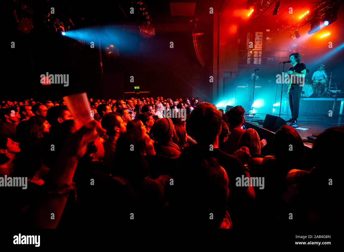 Jinte Deprez der Belgischen Indie Pop/Rock Gruppe, Balthasar, die live im Hard Club in einem ausverkauften Konzert. Stockfoto