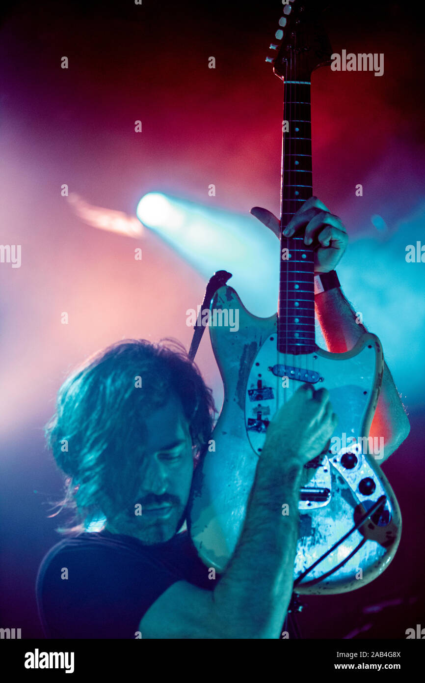 Jinte Deprez der Belgischen Indie Pop/Rock Gruppe, Balthasar, die live im Hard Club in einem ausverkauften Konzert. Stockfoto