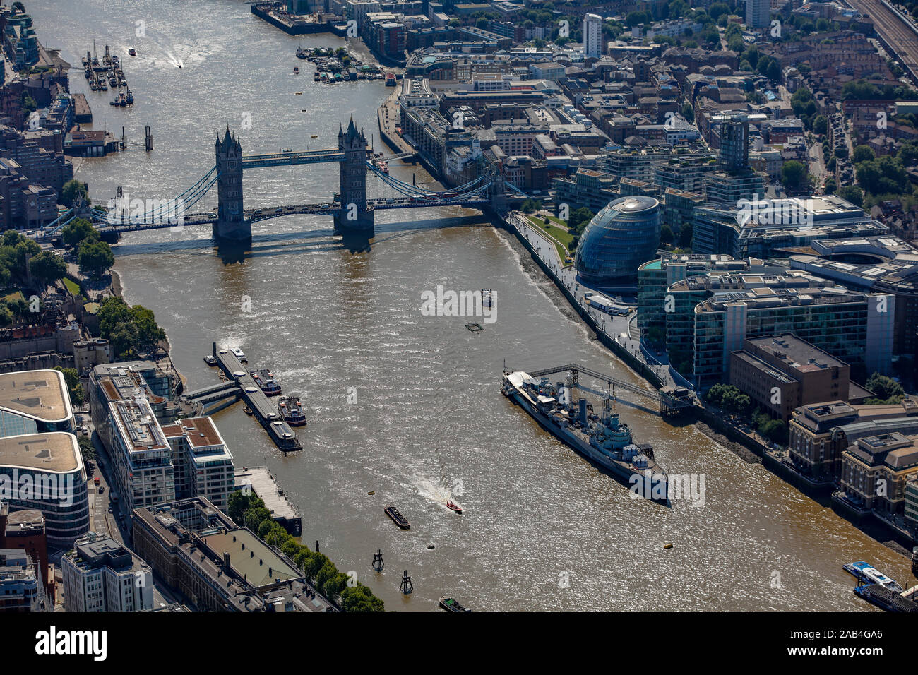 Luftaufnahme der Tower Bridge, HMS Belfast und der Themse, London, Großbritannien Stockfoto