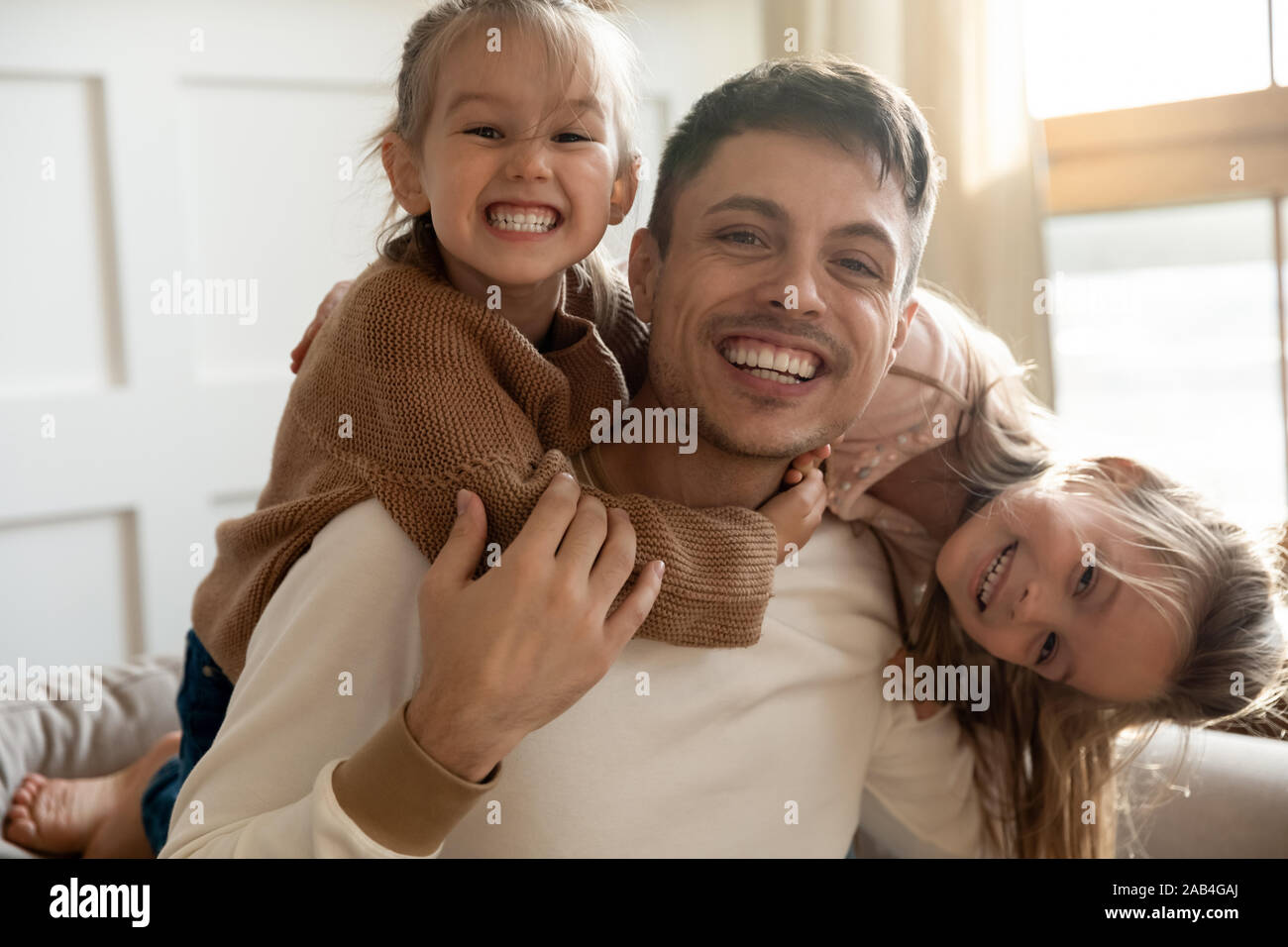 Lustig, Vater und zwei Kinder, Töchter, die bei Camera suchen Stockfoto