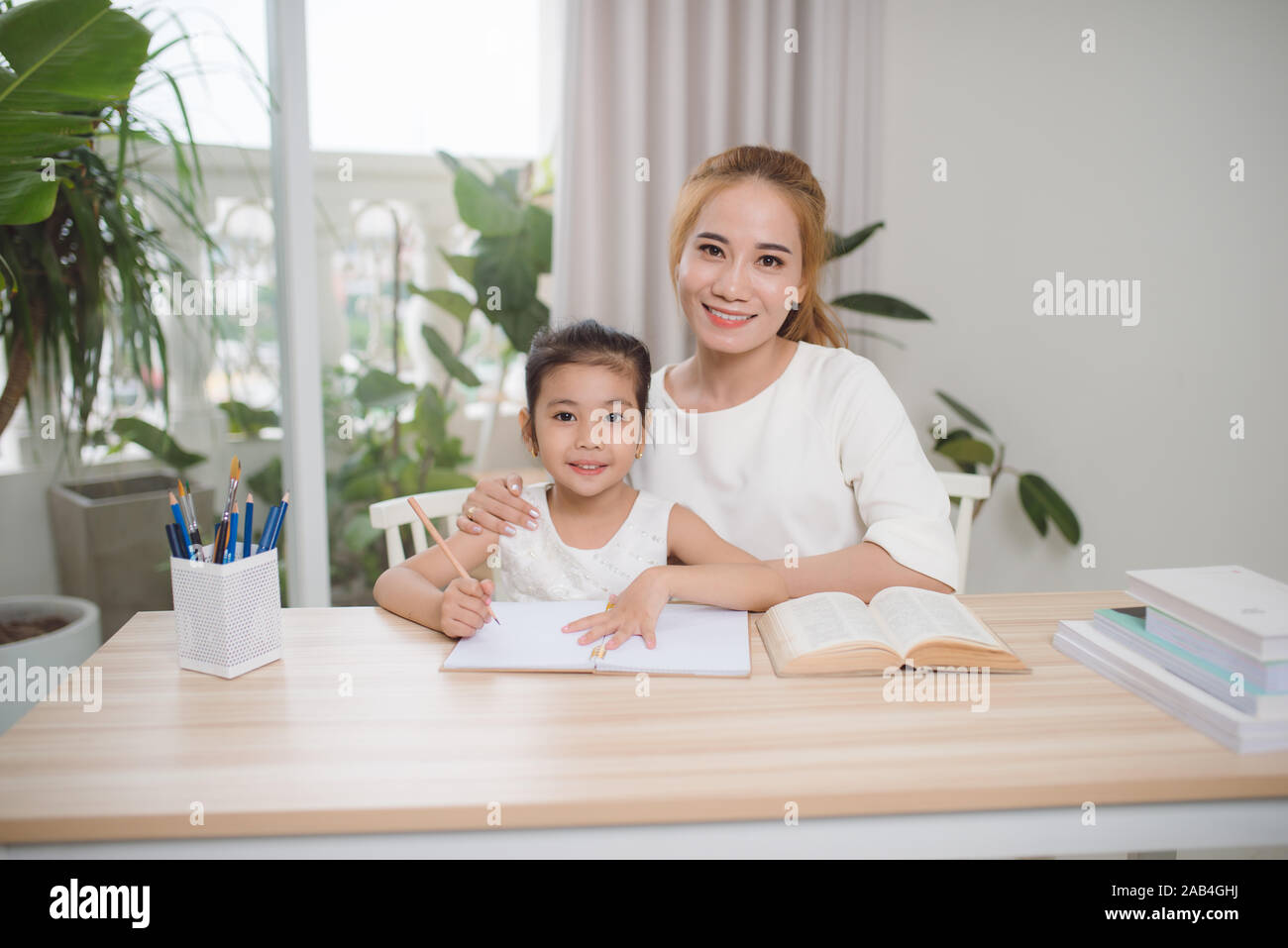 Asiatische Mutter und Tochter tun Home arbeiten zusammen im Wohnzimmer Stockfoto