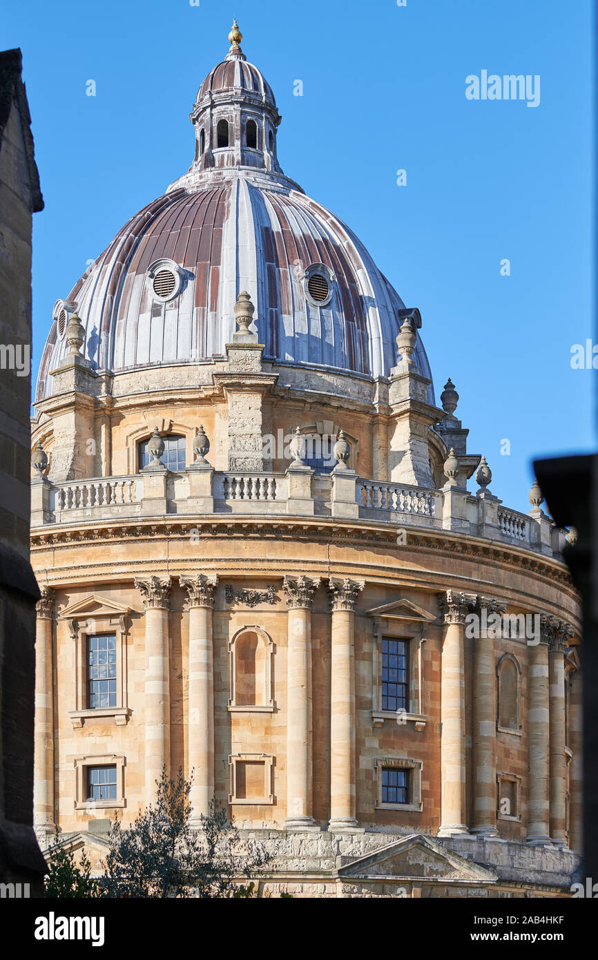 Die Kuppel Turm der Radcliffe Camera Bodleian Library an der Universität von Oxford, England, an einem sonnigen Wintertag. Stockfoto