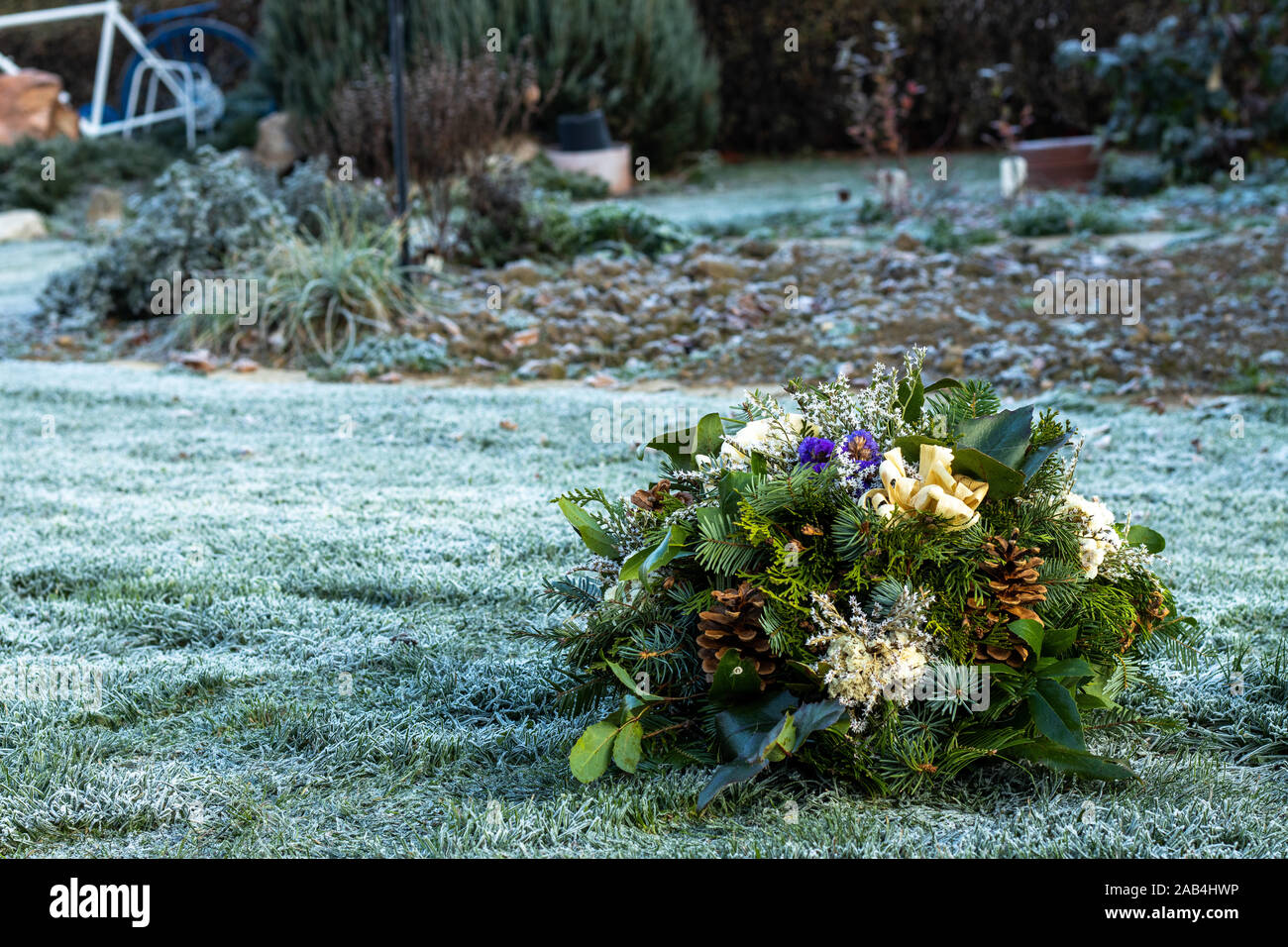 Herbst Blumenschmuck in einem Korb für ein Grab für alle Seelen" Tag auf der Wiese Stockfoto