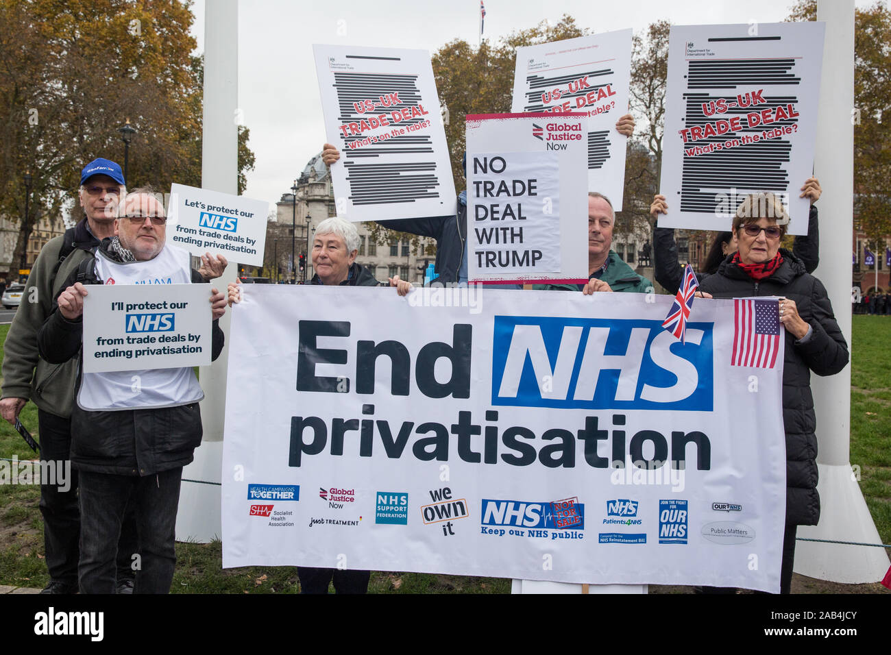 London, Großbritannien. 25. November 2019. Aktivisten aus unserem NHS Öffentlichkeit, Gesundheit Kampagnen zusammen halten, haben wir eigene It und globale Gerechtigkeit jetzt Protest im Parlament Platz auf Premierminister Boris Johnson zu fordern Ende der Privatisierung der Gesundheitsversorgung in der National Health Service (NHS). Credit: Mark Kerrison/Alamy leben Nachrichten Stockfoto