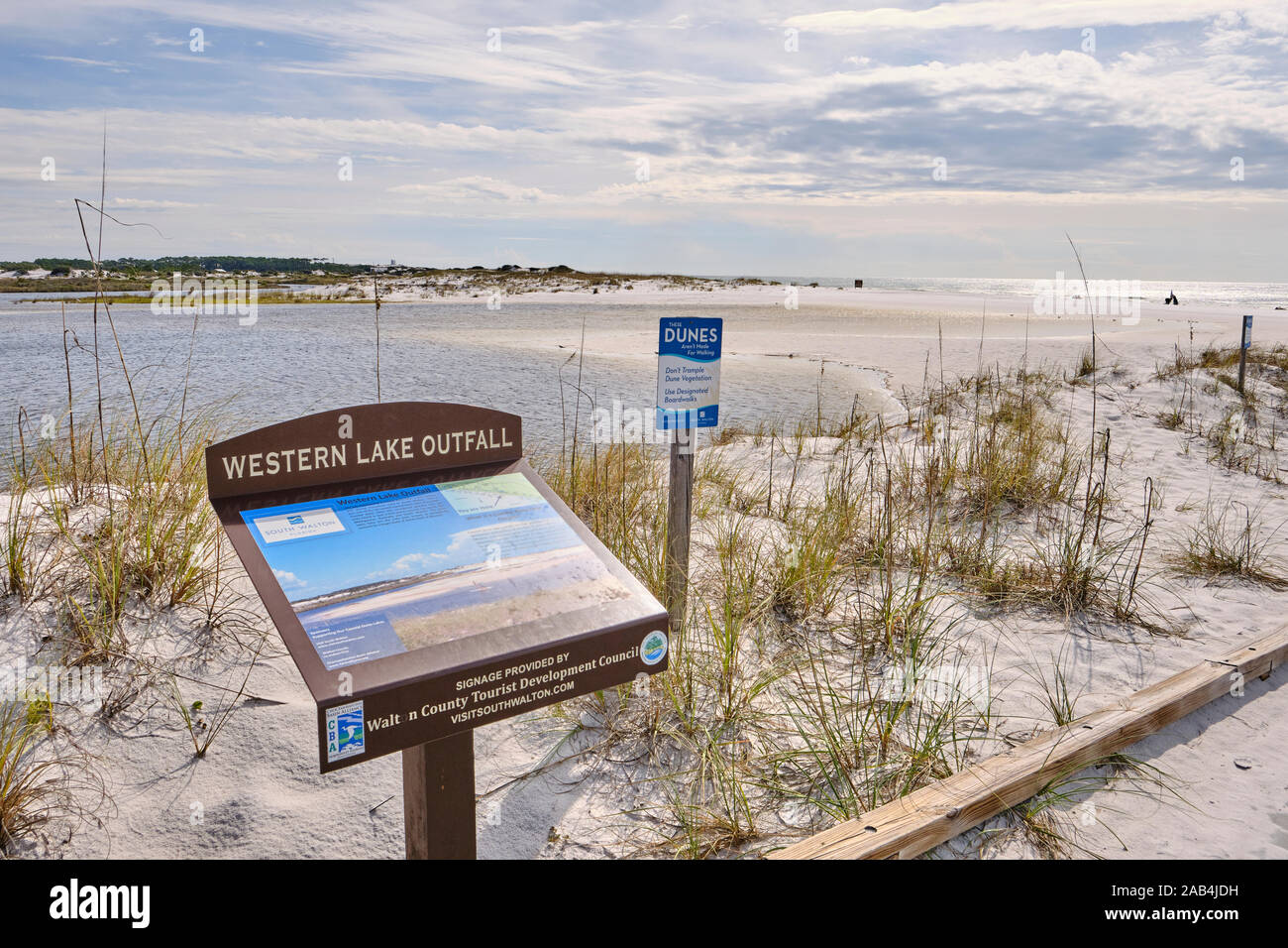 Western Lake outfall für die Coastal dune Lake in der Nähe von Guwahati, in South Walton County, Florida USA. Stockfoto