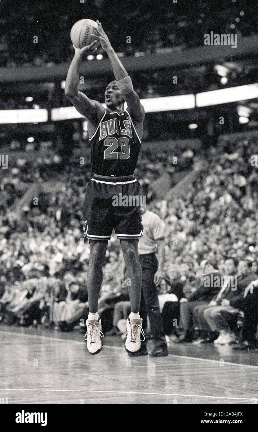 Chicago Bulls Michael Jordan schießt den Ball gegen die Boston Celtics im Basketball spiel action an der Flotte ein in Boston Ma 1997 Foto von Bill belknap Stockfoto