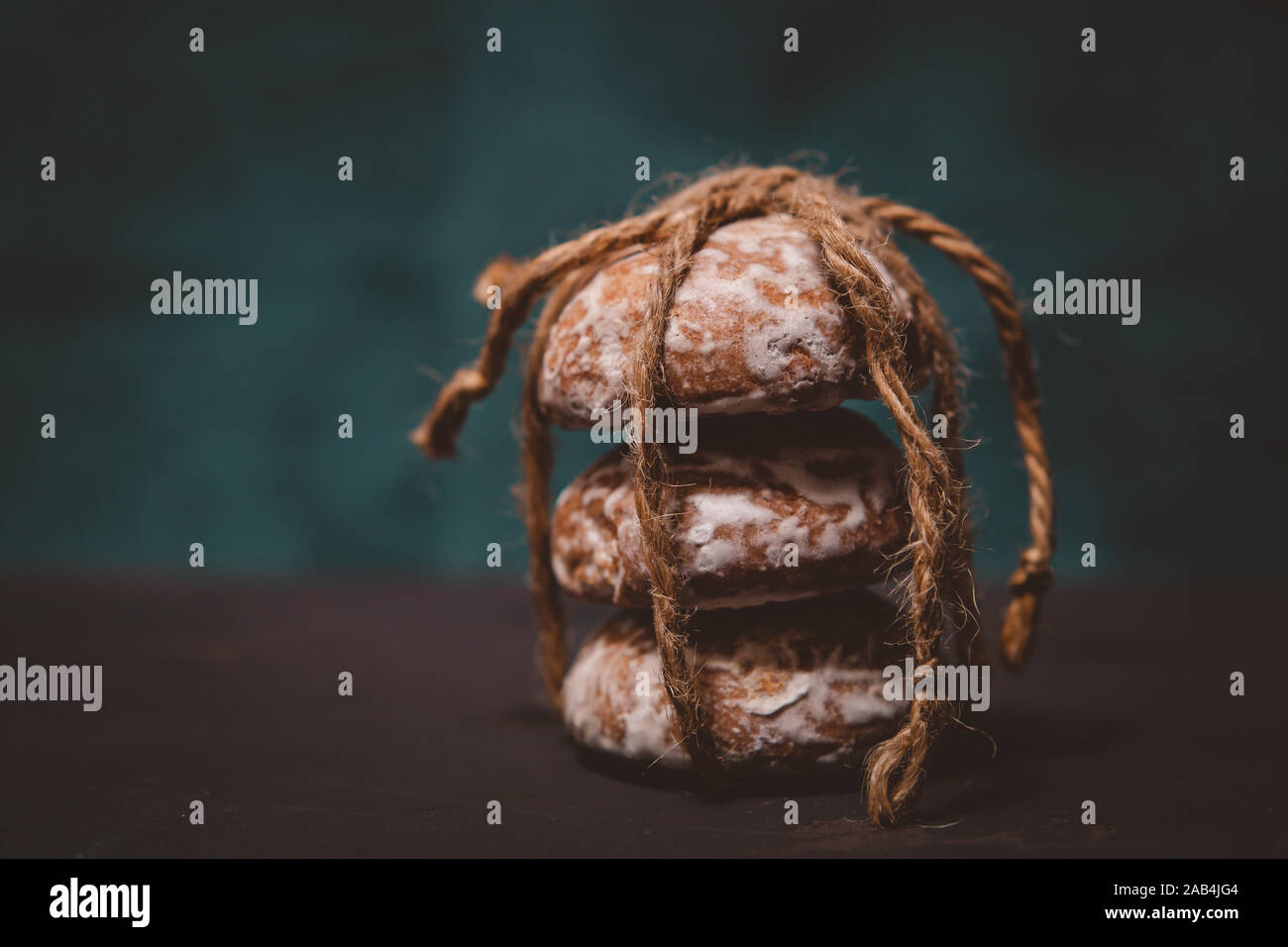 Frische Lebkuchen Cookies mit einem Seil auf den Tisch gebunden Stockfoto