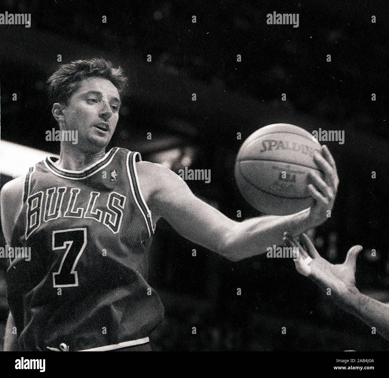 Chicago Bulls Toni Kukoč packt den Rückstoß in Basketball Spiel gegen die Boston Celtics im Fleet Center in Boston, Ma USA 1997 Foto von Bill belknap Stockfoto