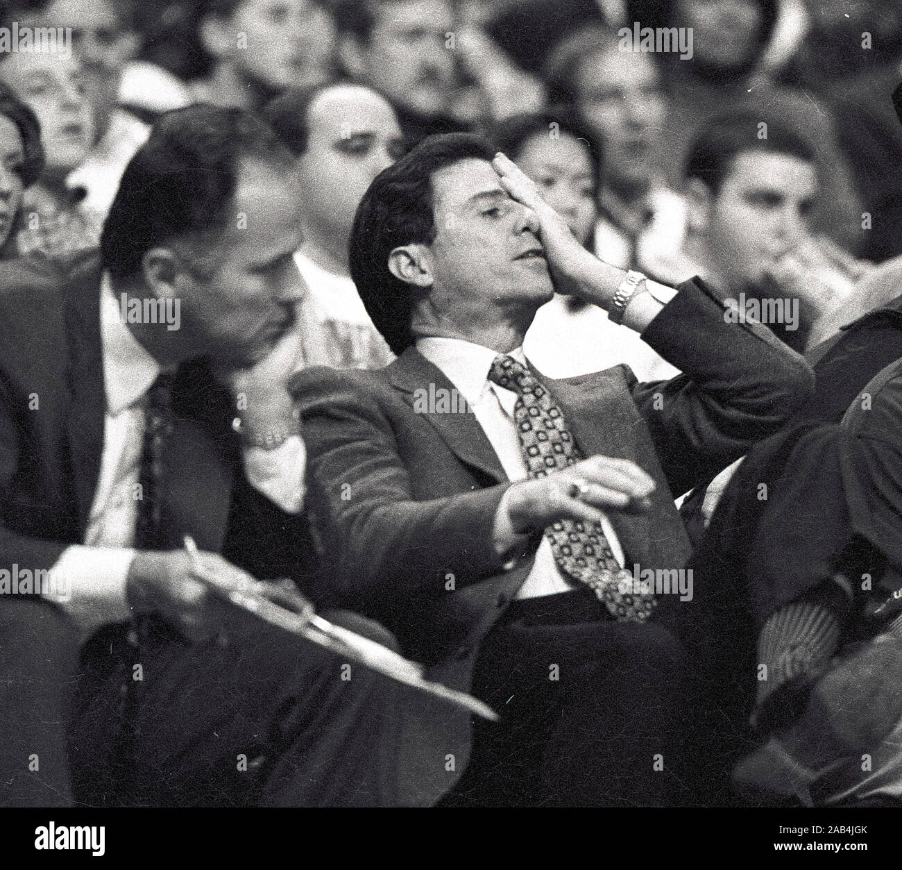 Boston Celtics Trainer Rick Petino reagiert, als die Chicago Bulls score die Boston Celtics während spiel action aginst im Fleet Center in Boston, Ma USA 1997 Foto von Bill belknap Stockfoto