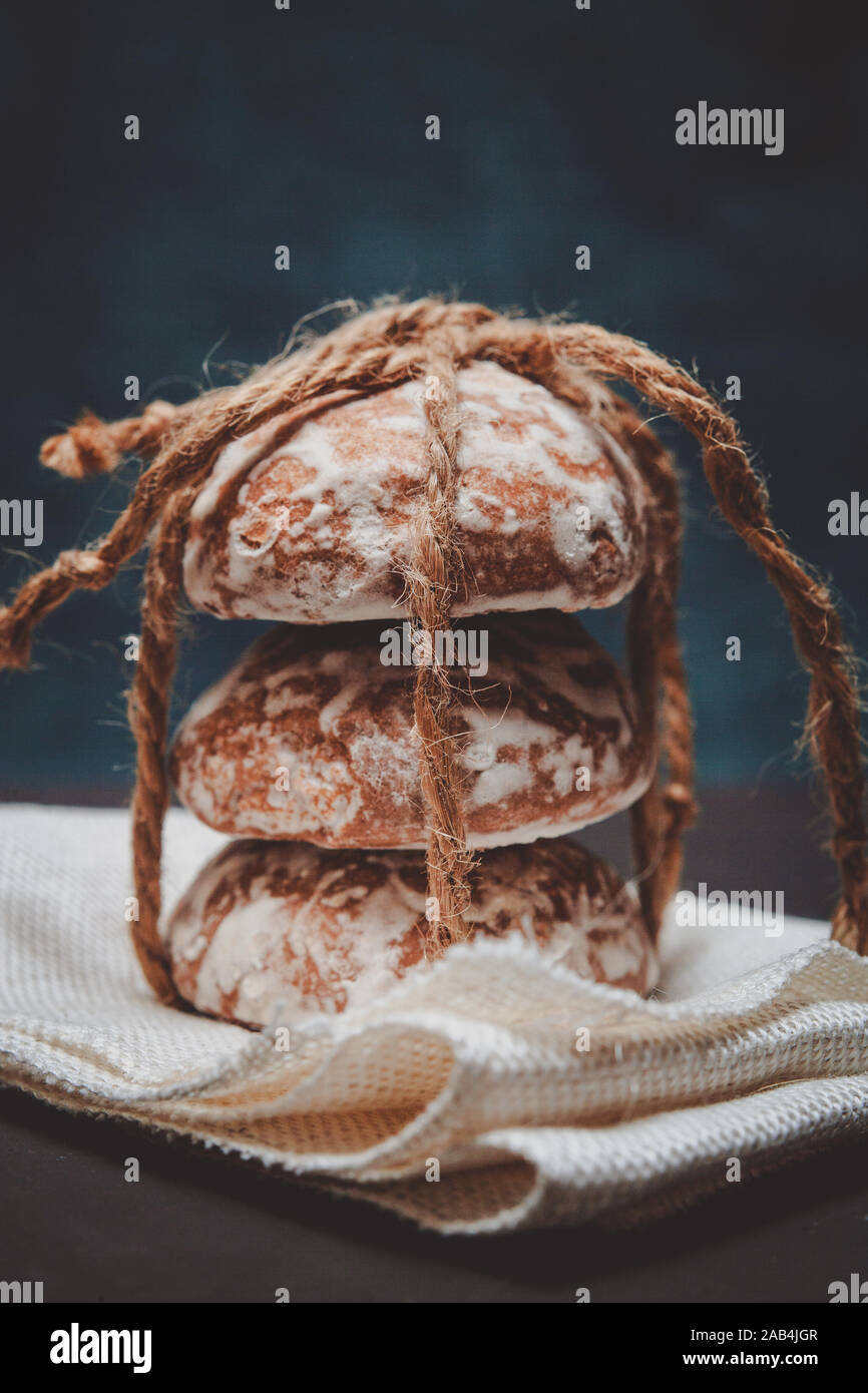 Frische Lebkuchen Cookies mit einem Seil auf den Tisch gebunden Stockfoto