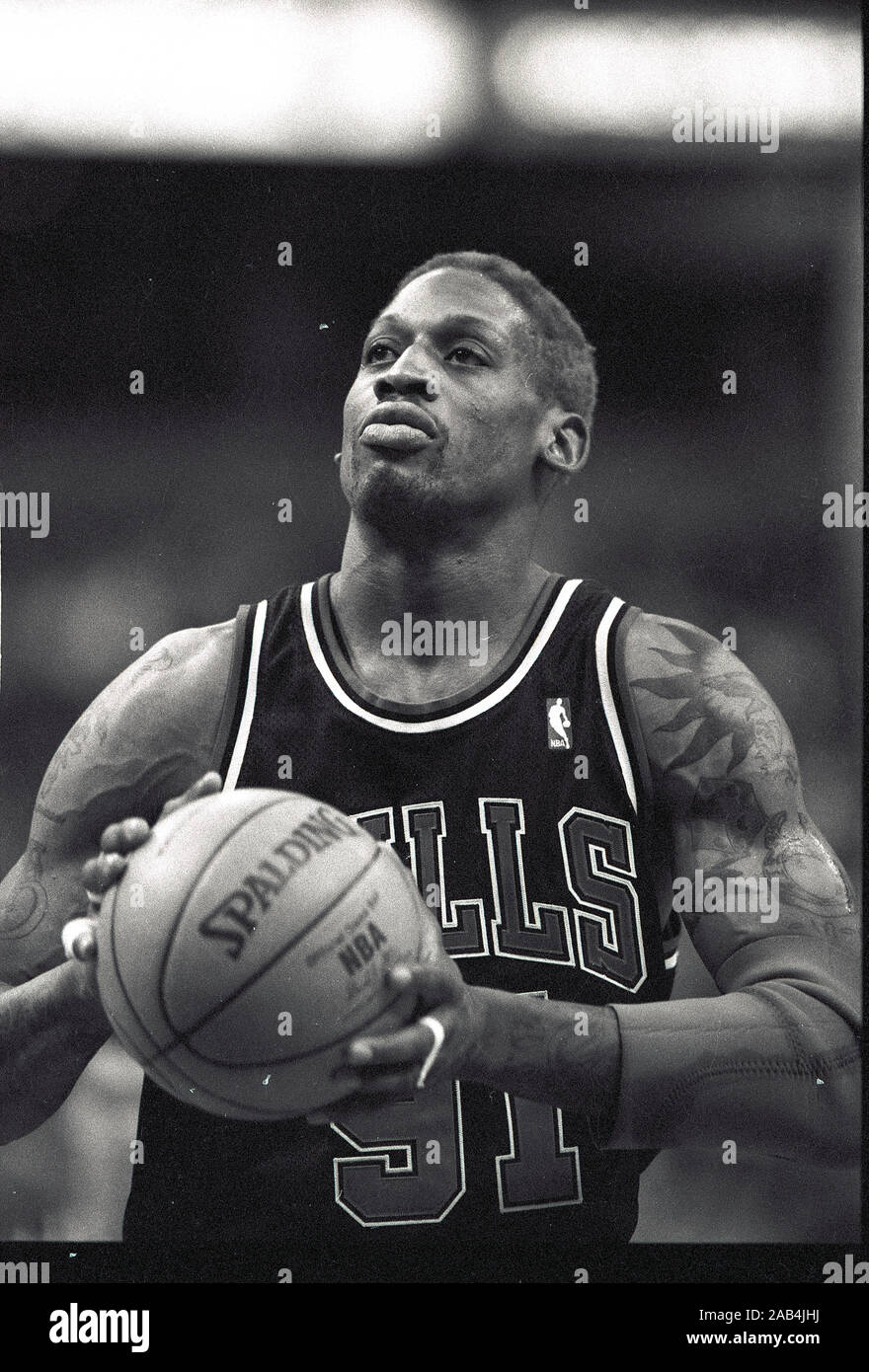 Chicago Bulls Dennis Rodman auf die freie Throwlinie während Basketball Spiel gegen die Boston Celtics im Fleet Center in Boston, Ma USA Saison 1997 Foto von biil Belknap Stockfoto