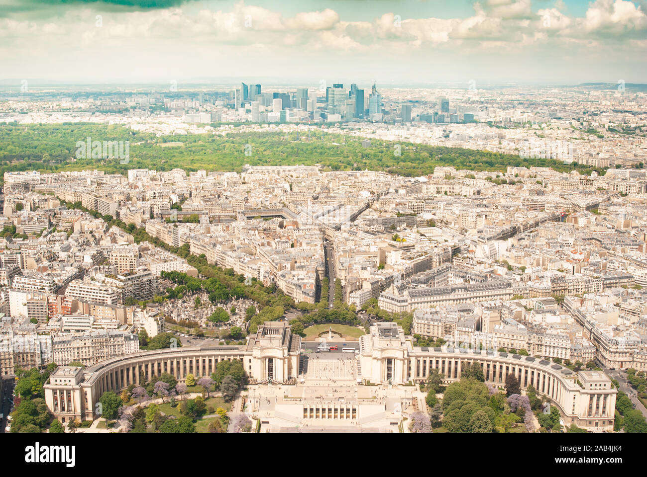 Blick vom Eiffelturm in Chaillot Palace und Verteidigung Bezirk. Stockfoto