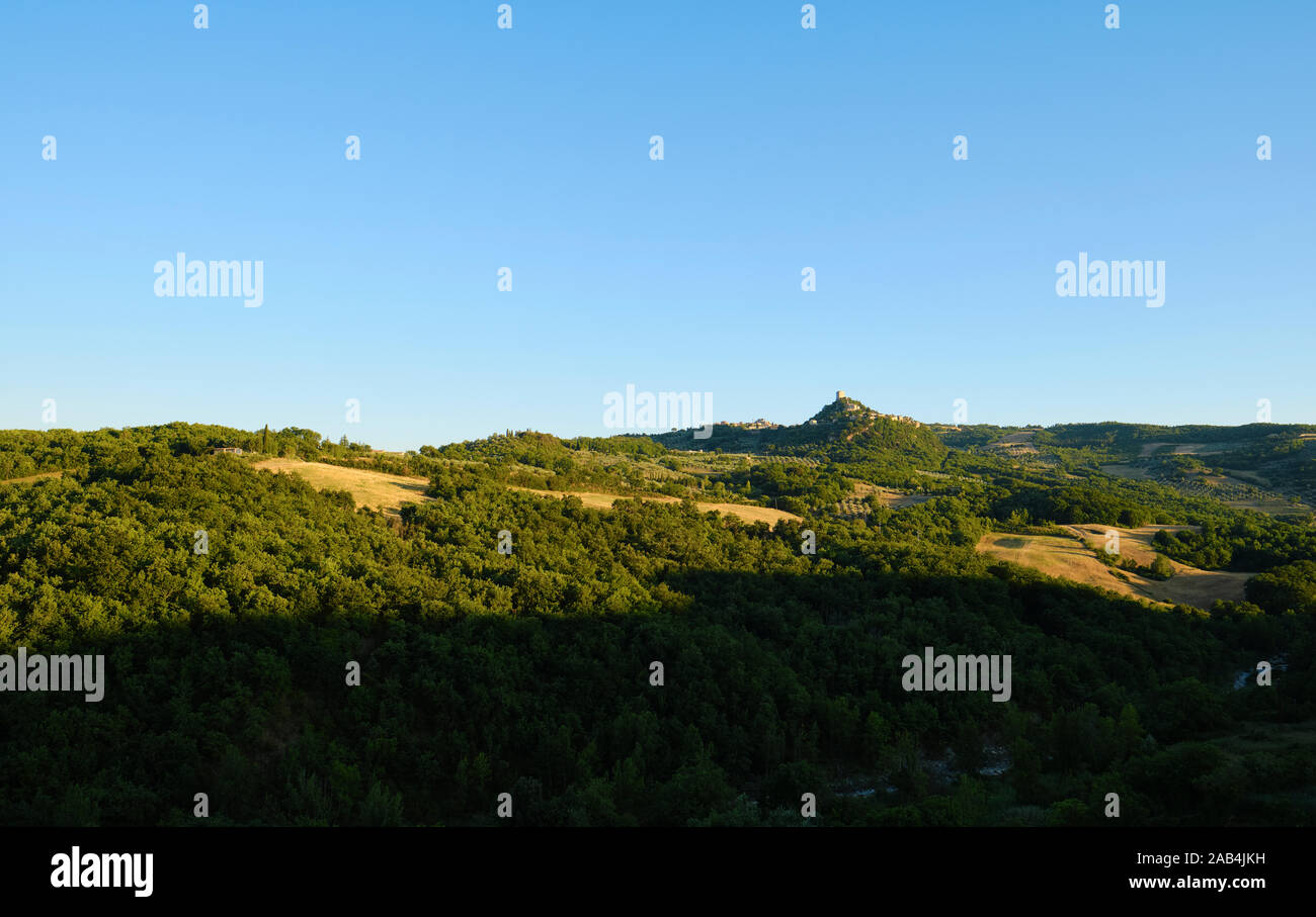 Ein Blick auf die Rocca d'Orcia/Rocca di Tentennano vom Hilltop Spa Village von Bagno Vignoni im Val d'Orcia in der Toskana Italien Stockfoto