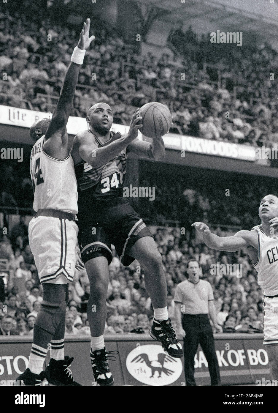 , Boston Celtics Xavier McDaniel, verteidigt auf Phoenix Suns Charles Barkley im Basketball Spiel Handeln auf. Boston Garden in Boston, Ma USA 1995 Foto von Bill Belknap Stockfoto