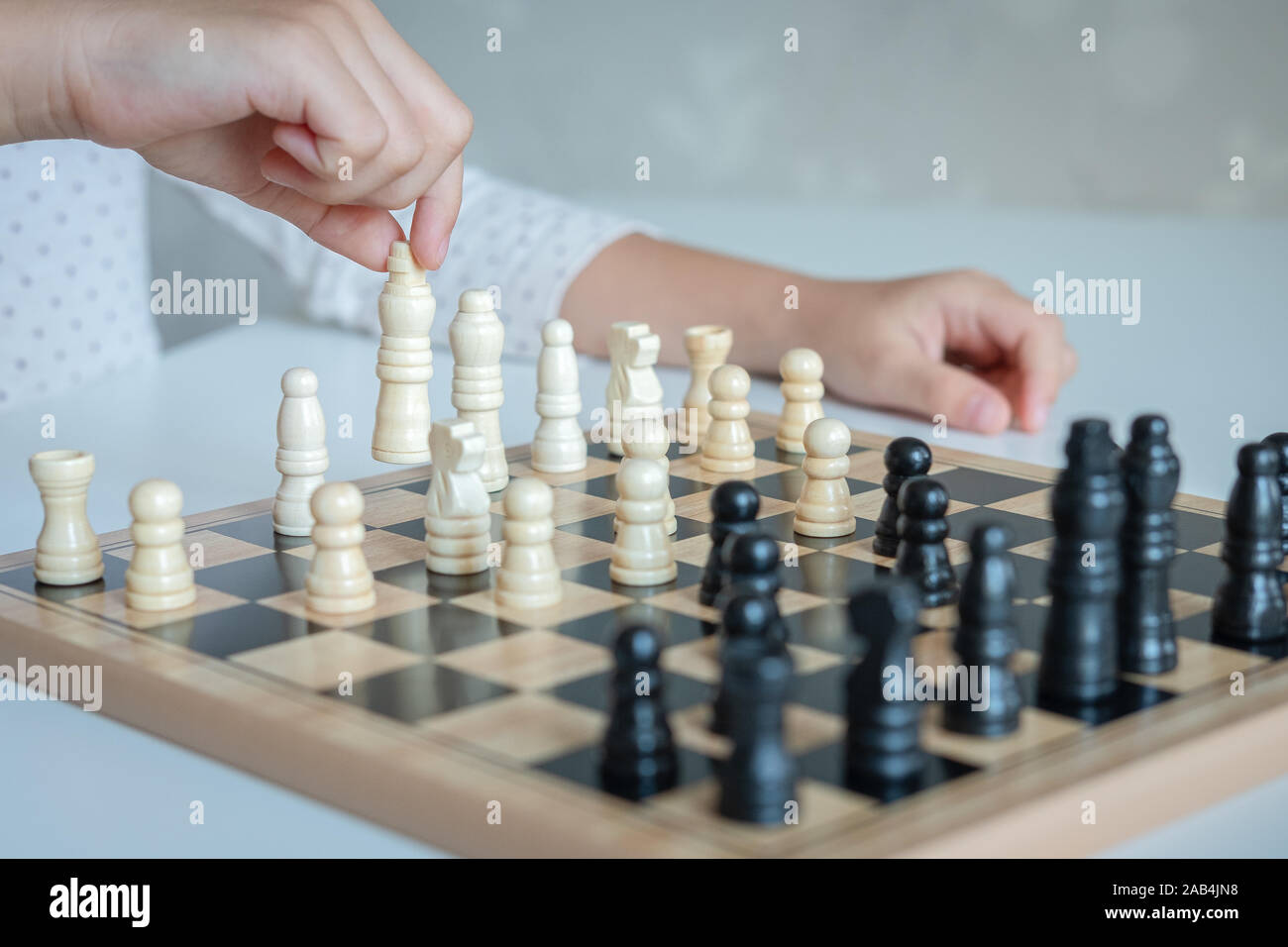 Ein Mädchen lernen wie man Schach Spiel zu spielen Stockfoto