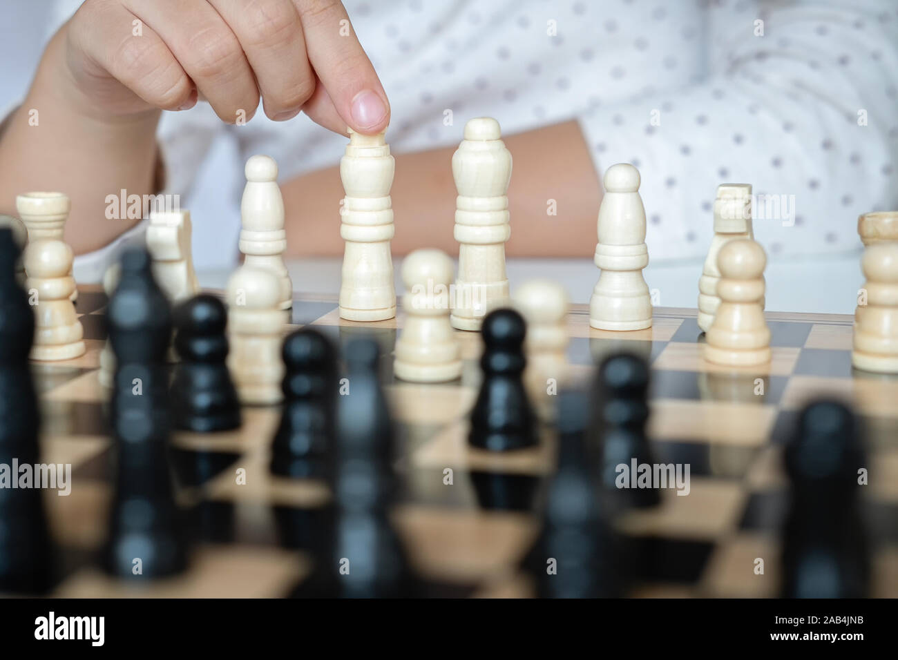 Ein Mädchen lernen wie man Schach Spiel zu spielen Stockfoto