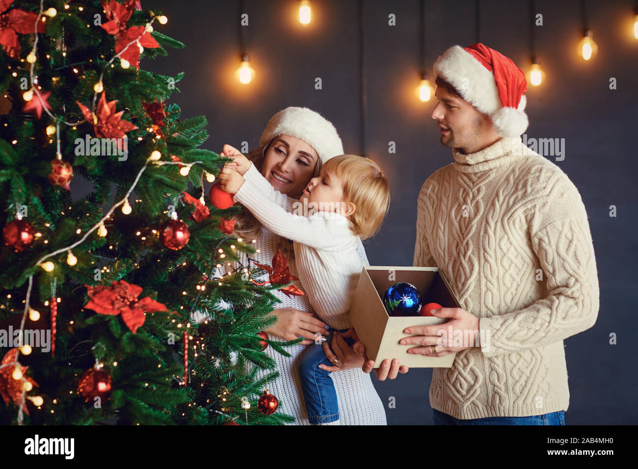 Schönes Paar mit junge Dekorieren holiday Tree Stockfoto