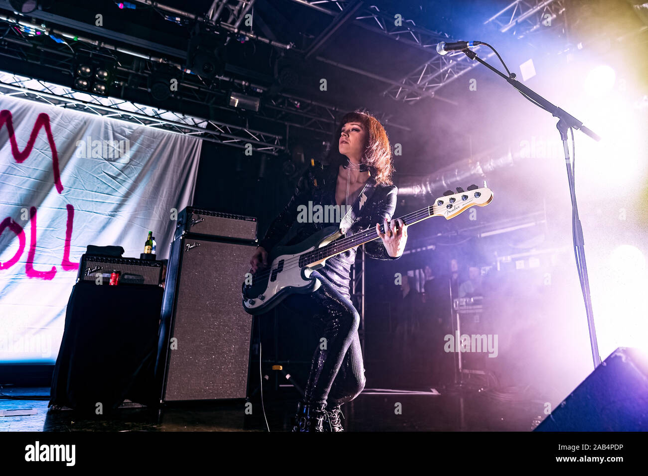 November 24, 2019: Simone Marie Butler bassist mit Primal Scream live in Liverpool UK als Teil der Bands 'Maximale Rock n' Roll' Greatest Hits Tour (Credit Bild: © Andy von Pip/ZUMA Draht) Stockfoto