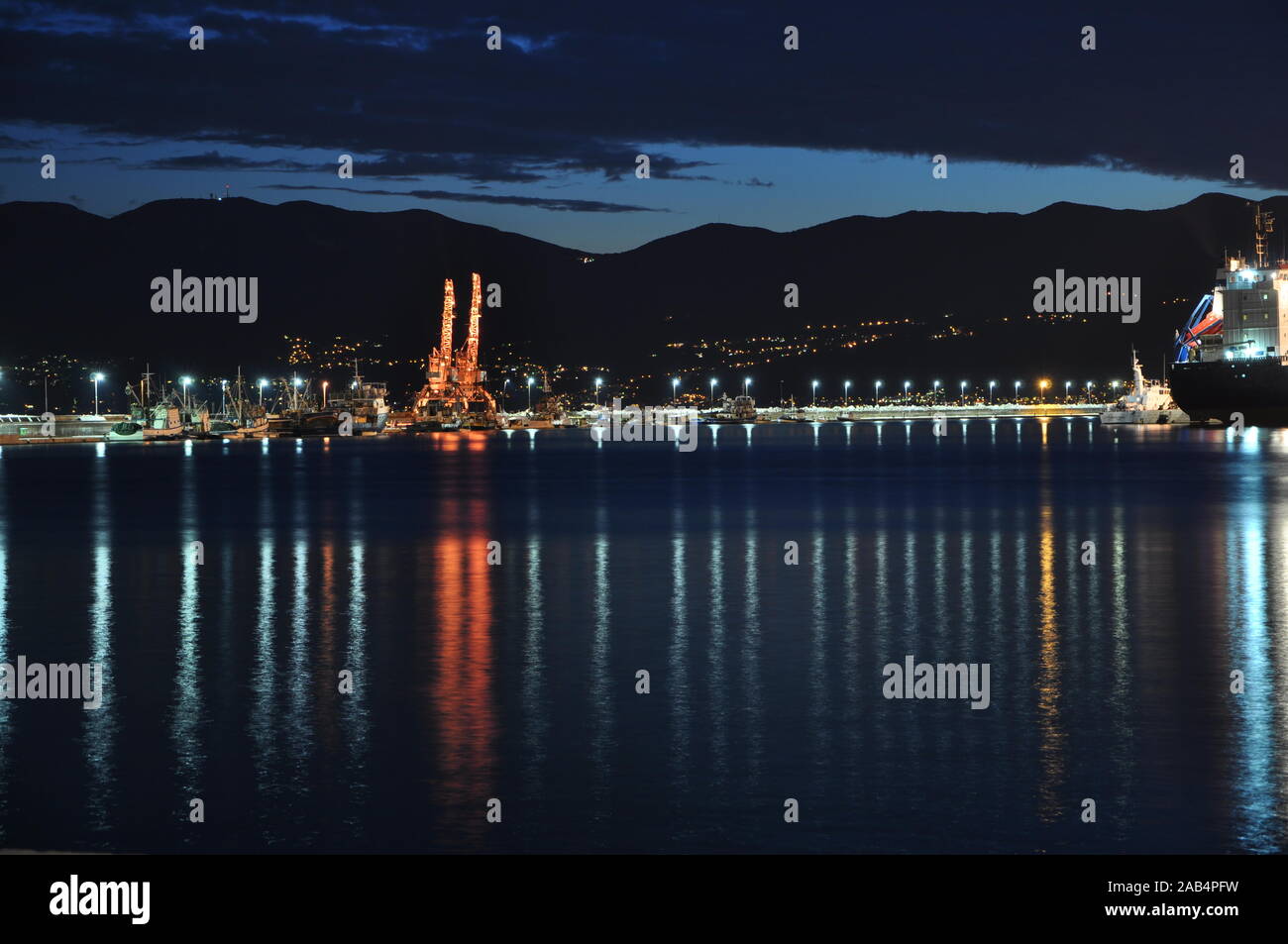Schöne Nacht Szenen von Rijeka Hafen und Schöne Reflexion Stockfoto