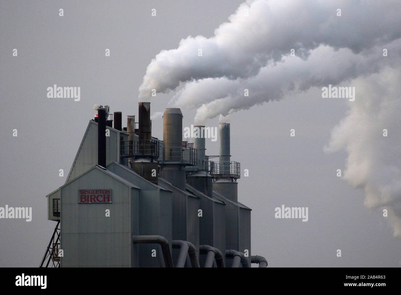 Rauch aufsteigt, von fabrikschornsteinen, Lincolnshire, Großbritannien Stockfoto