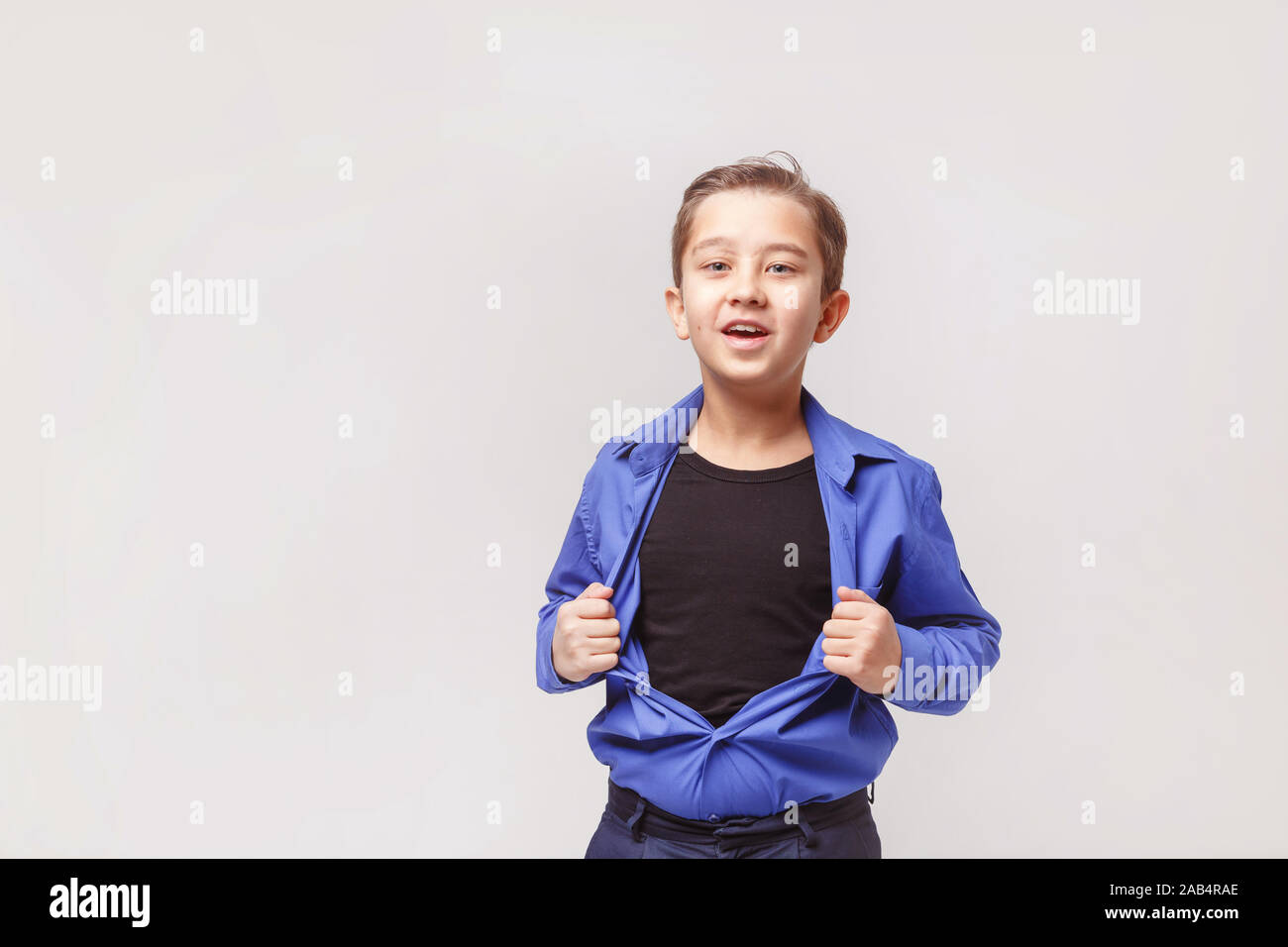 Kind vortäuschen zu Superhelden werden. Phantasie, Idee und Konzept von Erfolg und Rache Schule Feinde Stockfoto