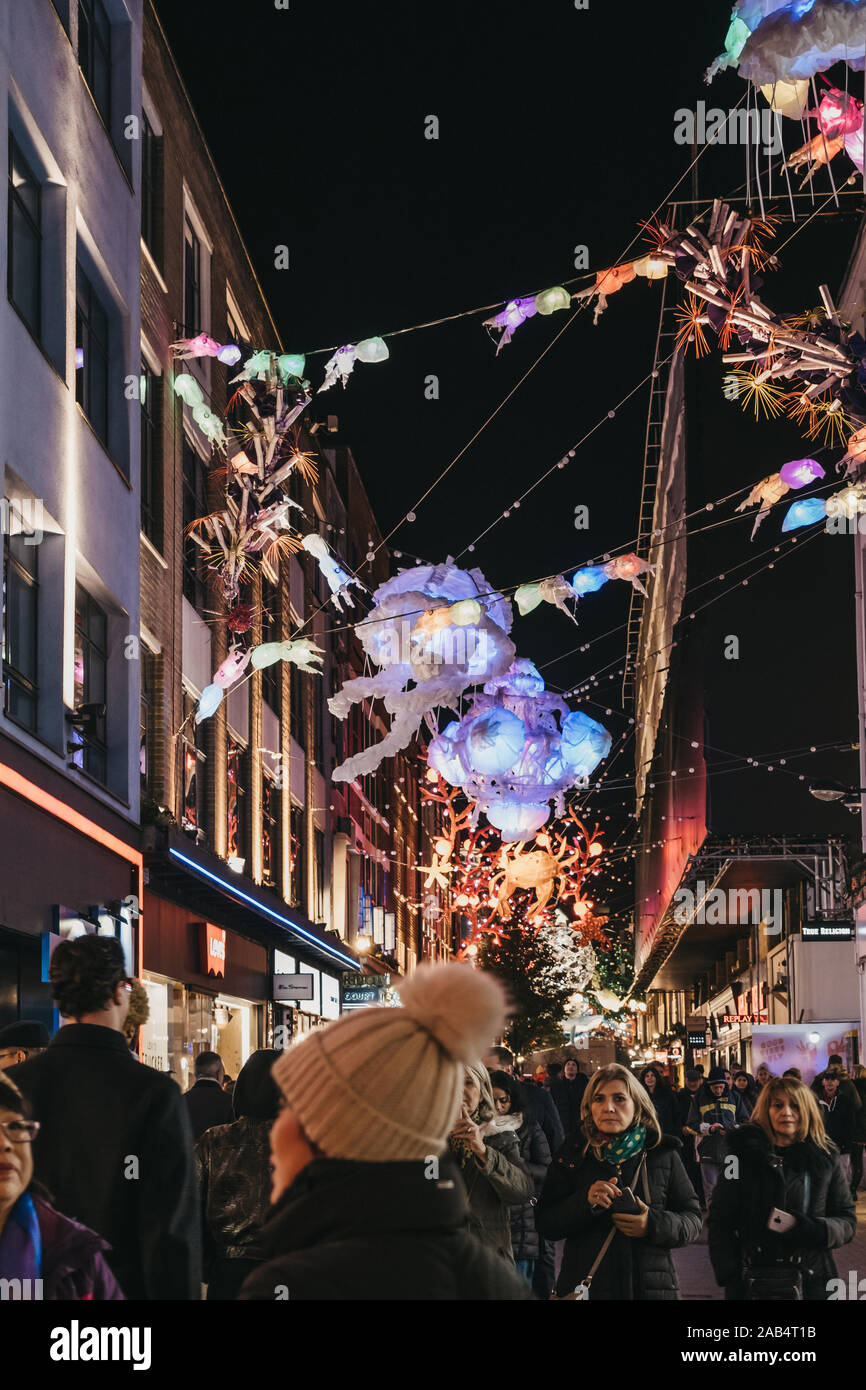 London, Großbritannien, 17. November 2019: Project Zero Nachhaltigkeit themed Weihnachtsbeleuchtung und Quallen Schwarm Dekorationen in der Carnaby Street, Fußgängerzone Stockfoto