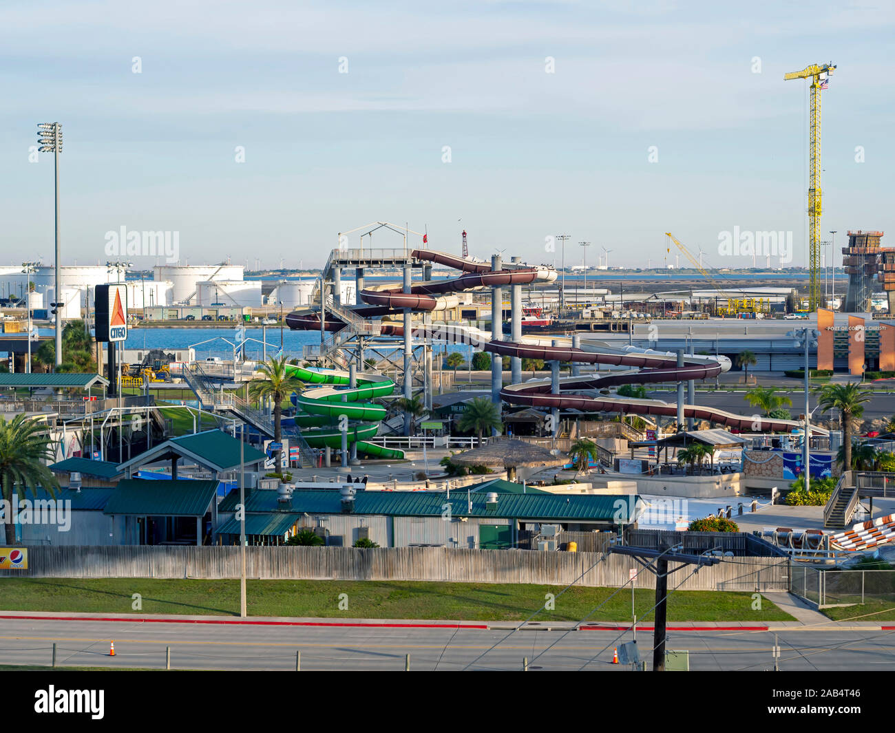 Erhöhten Blick auf Wasserrutschen bei Hurricane Alley Water Park in Corpus Christi, Texas USA. Hafen von Corpus Christi in den Hintergrund. Stockfoto
