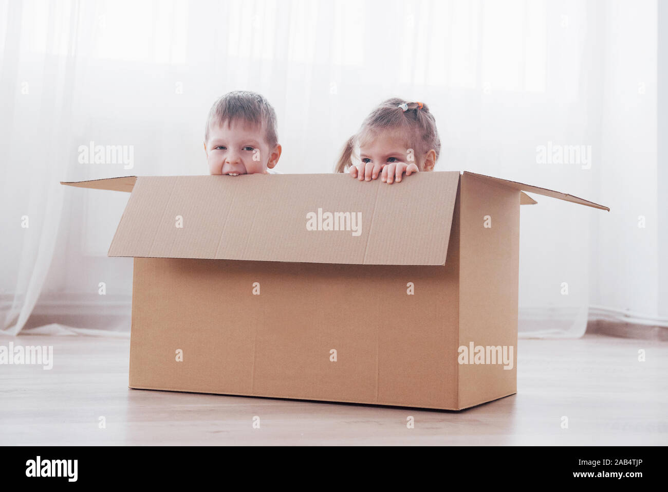 Zwei kleine Kinder, Junge und Mädchen zog gerade in ein neues Haus. Konzept Foto.. Kinder haben Spaß. Stockfoto